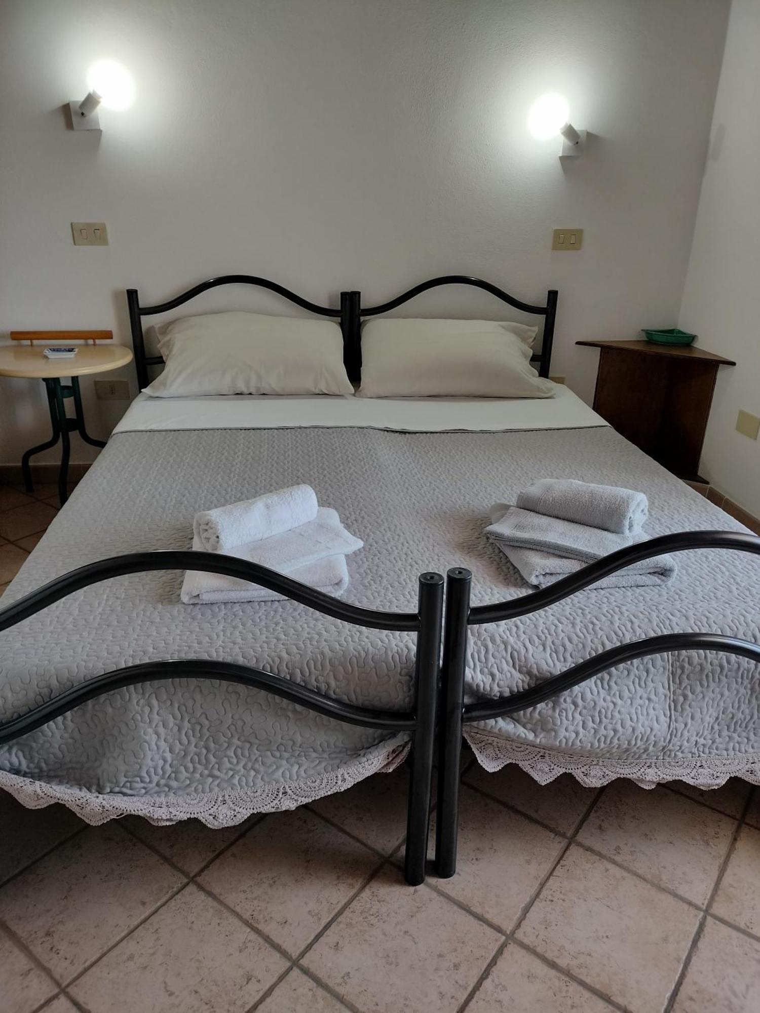 Hotel La Casa Rossa Riola Sardo Esterno foto