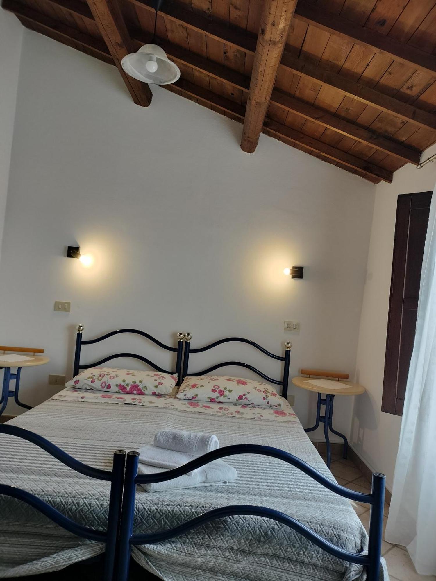 Hotel La Casa Rossa Riola Sardo Esterno foto