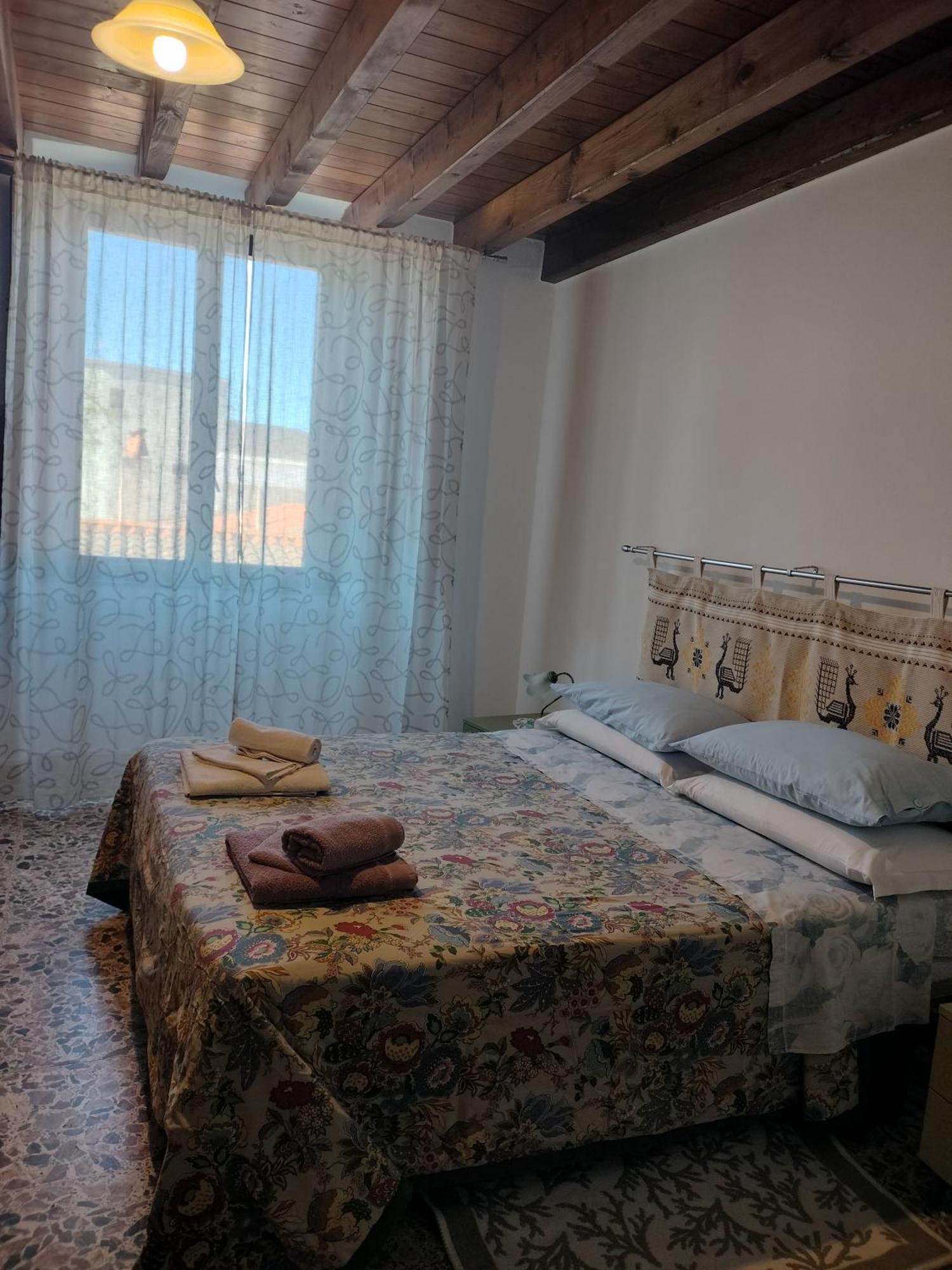 Hotel La Casa Rossa Riola Sardo Esterno foto